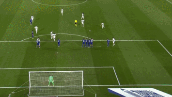 拜仁积极追求梅努，欲将其打造成欧冠核心，但曼联与意甲球队争夺，形势激烈。